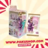 Le Display JoJo's Bizarre Adventure Kabao Golden Wind pour les Fans de JJBA Le Display JoJo's Bizarre Adventure Kabao Golden Wind Série 1 est la collection de cartes animé et manga la plus attendue des fans de JoJo's Bizarre Adventure. Édité par l'éditeur chinois Kabao Wenchuang sous licence officielle Lucky Land Communications et Shueisha, ce display plonge les collectionneurs dans l'arc le plus populaire de la saga JJBA — Golden Wind. Ce display JOJO'S BIZARRE ADVENTURE KABAO est un produit 100% authentique sous double licence officielle, tamponné "正版授权" garantissant son authenticité. Pakushop, spécialiste de la revente de cartes manga et cartes animé chinoises, vous propose ce display JJBA rare et exclusif directement depuis la Chine. Retrouve toute notre sélection de cartes TCG et manga sur Pakushop et découvre l'univers complet de JoJo's Bizarre Adventure sur Wikipedia. Contenu du Display JoJo's Bizarre Adventure Kabao Golden Wind Le Display JoJo's Bizarre Adventure Kabao Golden Wind contient 15 boosters de 3 cartes chacun pour un total de 45 cartes JJBA à collectionner. Chaque booster garantit 1 carte SSR et 1 carte QR ainsi qu'une troisième carte parmi les raretés UR, GR, LP, MR, SP, SSP ou EX. Ce display JOJO'S BIZARRE ADVENTURE KABAO offre donc des raretés garanties dans chaque booster, faisant de chaque ouverture une véritable expérience collector. Référence produit : JOJOS4GW-C-10-002T. Les cartes sont en langue chinoise simplifié et mesurent 63×88mm, format standard international. Des Raretés Exclusives dans Chaque Booster JJBA Le Display JoJo's Bizarre Adventure Kabao Golden Wind propose un système de raretés généreux et exclusif qui garantit des cartes de qualité dans chaque booster. Les raretés SSR et QR sont garanties dans chaque booster. Les raretés UR et GR offrent des finitions holographiques spectaculaires dignes des meilleures scènes de Golden Wind. Les raretés SP, SSP et EX sont les cartes les plus recherchées de cette collection carte jojo's bizarre adventure avec des illustrations exclusives et des finitions premium exceptionnelles. Chaque carte de ce display JOJO'S BIZARRE ADVENTURE KABAO est une véritable pièce collector qui ravira les fans les plus exigeants de JJBA. Les Personnages Emblématiques de Golden Wind à Collectionner Le Display JoJo's Bizarre Adventure Kabao Golden Wind met en scène tous les personnages emblématiques de l'arc Golden Wind dans des illustrations fidèles à l'anime. Retrouve Giorno Giovanna et son Gold Experience, Guido Mista et Sex Pistols, Bruno Bucciarati et Sticky Fingers, Narancia Ghirga et Aerosmith, Pannacotta Fugo et Purple Haze, Leone Abbacchio et Moody Blues ainsi que le redoutable Diavolo et King Crimson. Chaque carte jjba de ce display capture l'intensité et le style unique de Golden Wind dans des illustrations spectaculaires qui feront vibrer votre collection de cartes animé et manga. Pourquoi Choisir ce Display JoJo's Bizarre Adventure Kabao sur Pakushop ? Pakushop est le spécialiste français de la revente de cartes manga et cartes animé chinoises. Notre expertise dans la sélection de produits TCG asiatiques rares et exclusifs nous permet de vous proposer des collections introuvables ailleurs en France. Le Display JoJo's Bizarre Adventure Kabao Golden Wind est un produit rare sous double licence officielle Lucky Land Communications et Shueisha. Des raretés garanties dans chaque booster parmi SSR, QR, UR, GR, SSP et EX. Un format compact de 15 boosters de 3 cartes idéal pour les collectionneurs de cartes jba. Disponible exclusivement sur Pakushop, votre spécialiste de cartes manga et animé chinoises. JoJo's Bizarre Adventure Golden Wind – L'Arc le Plus Populaire de la Saga JoJo's Bizarre Adventure est l'un des mangas les plus iconiques et influents de l'histoire du manga japonais. Créé par Hirohiko Araki et sérialisé depuis 1987 dans Weekly Shonen Jump, la saga a traversé les générations avec ses arcs narratifs distincts et ses personnages mémorables. Golden Wind, cinquième arc de la saga, suit Giorno Giovanna — fils secret de DIO — dans son ascension au sein de la mafia napolitaine Passione. Avec ses Stands spectaculaires, ses retournements de situation époustouflants et son esthétique unique mêlant mode italienne et combats surnaturels, Golden Wind est considéré par de nombreux fans comme l'arc le plus abouti de JoJo's Bizarre Adventure. Le Display JoJo's Bizarre Adventure Kabao rend hommage à cet arc légendaire avec des cartes JJBA aux illustrations fidèles à l'anime produit par David Production. Informations Produit — Display JoJo's Bizarre Adventure Kabao Golden Wind Le Display JoJo's Bizarre Adventure Kabao Golden Wind est disponible sous double licence officielle. Référence : JOJOS4GW-C-10-002T. Il contient 15 boosters de 3 cartes chacun en chinois simplifié. Le produit est authentique, 100% neuf et scellé d'usine. Display JoJo's Bizarre Adventure Kabao